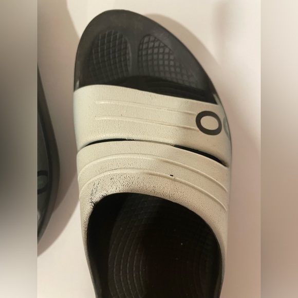 Oofos Slides - Size 6 - Picture 5 of 6